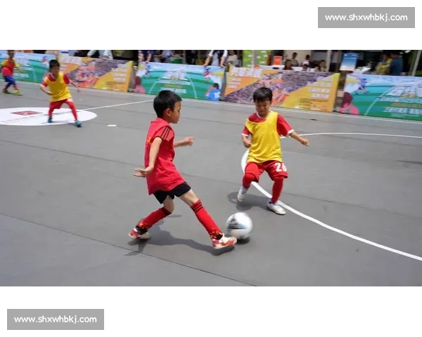 小学生足球比赛激烈展开 球场上少年们尽显英勇拼搏精神